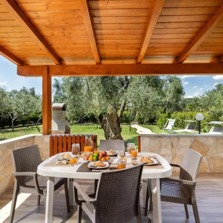 Detached With 2 Bathrooms Villa *